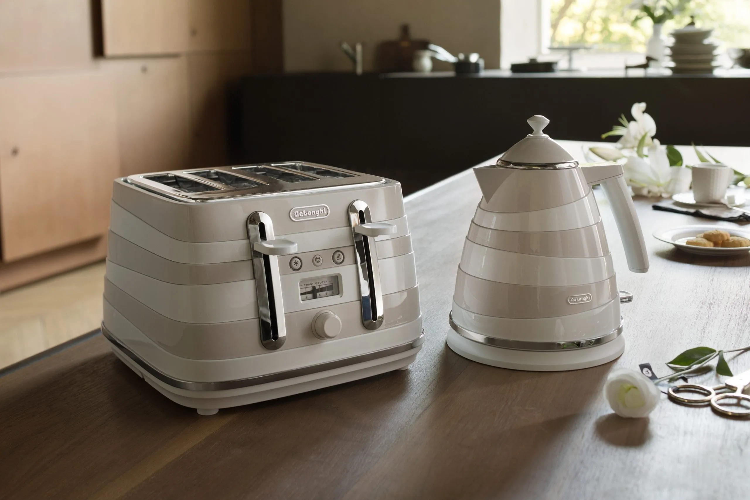 DeLonghi Avvolta Kettle & Toaster Breakfast Pack White
